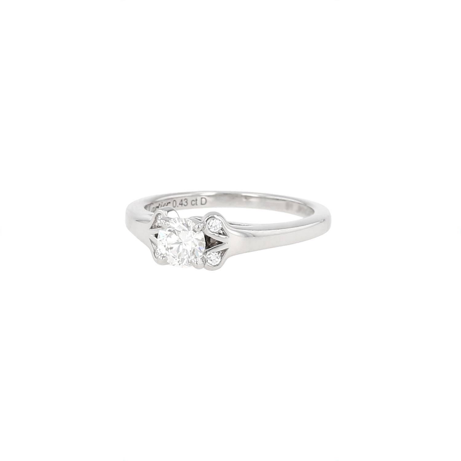 Bague Cartier Ballerine en platine et diamants, composée d'un bel anneau en platine, retenant en son centre un très beau diamant de taille brillant de 0.43 carat épaulé de motifs piriformes serti de diamants de taille brillant. Pureté estimée: VS1, couleur estimée: H/I.Signature: Cartier et numérotée. Vendu avec son certificat d'origine Cartier. Très bon état: un bijou féminin et intemporel, très bel éclat du diamant, superbe état du poli.