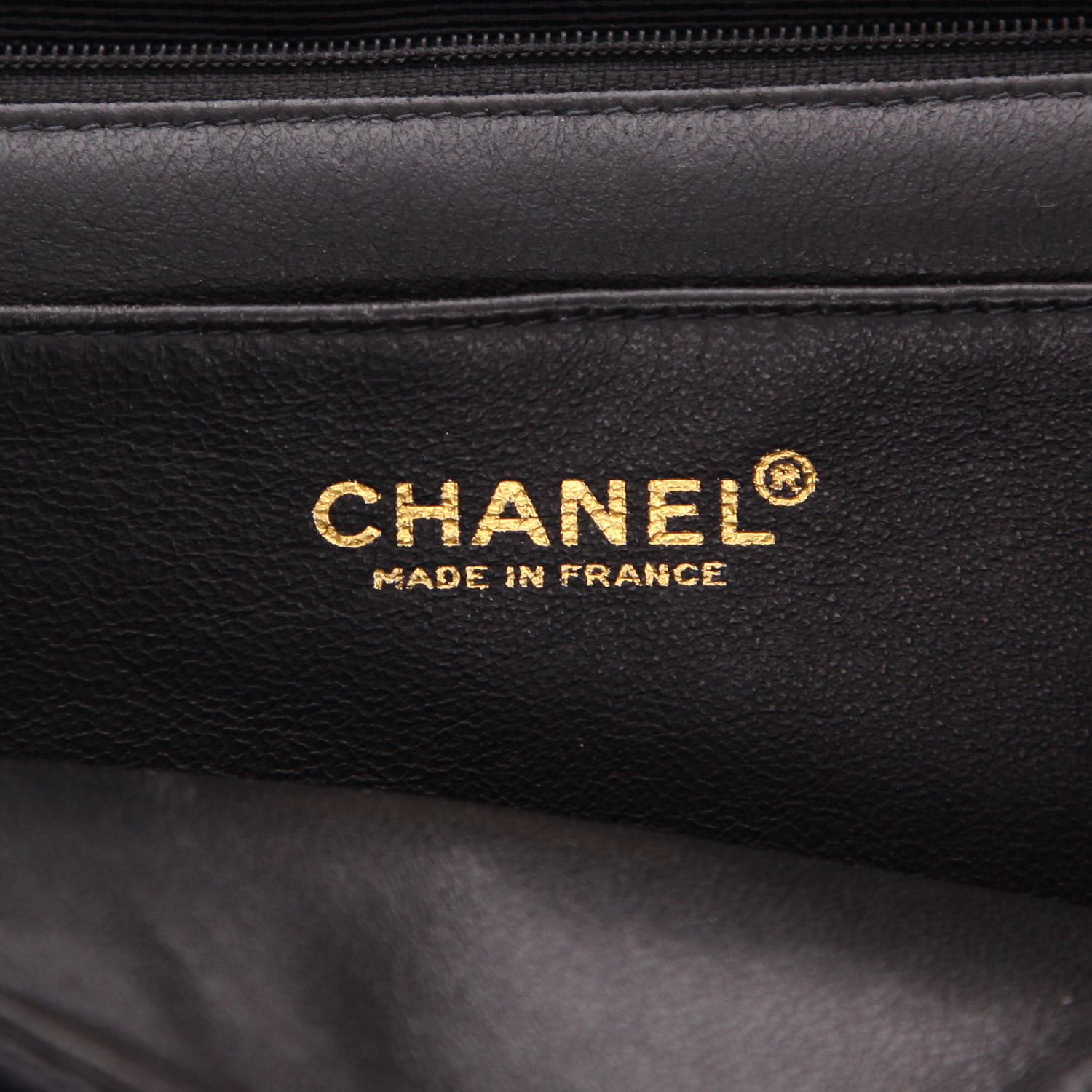 Chanel  Timeless Jumbo handbag  in black quilted grained leather - Detail D2