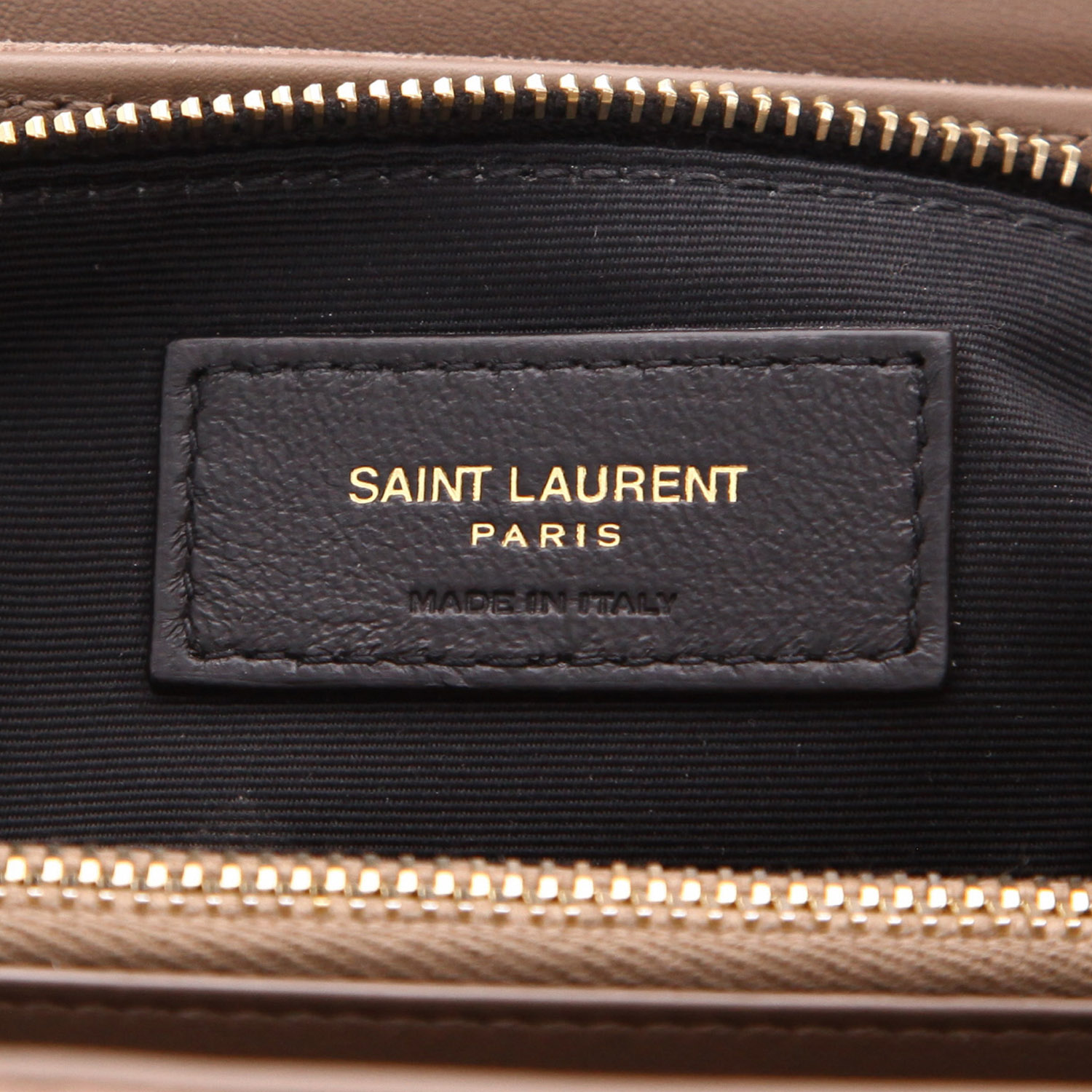Sac bandoulière Saint Laurent  Loulou moyen modèle  en Veau velours gris - Detail D2