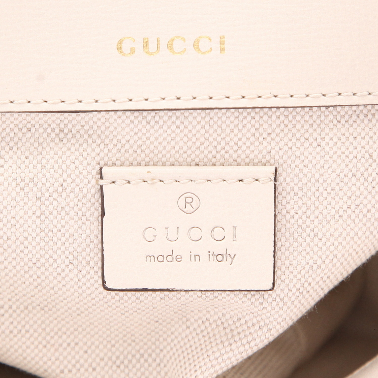 Bolso bandolera Gucci  1955 Horsebit mini  en lona Monogram beige y cuero blanco - Detail D2