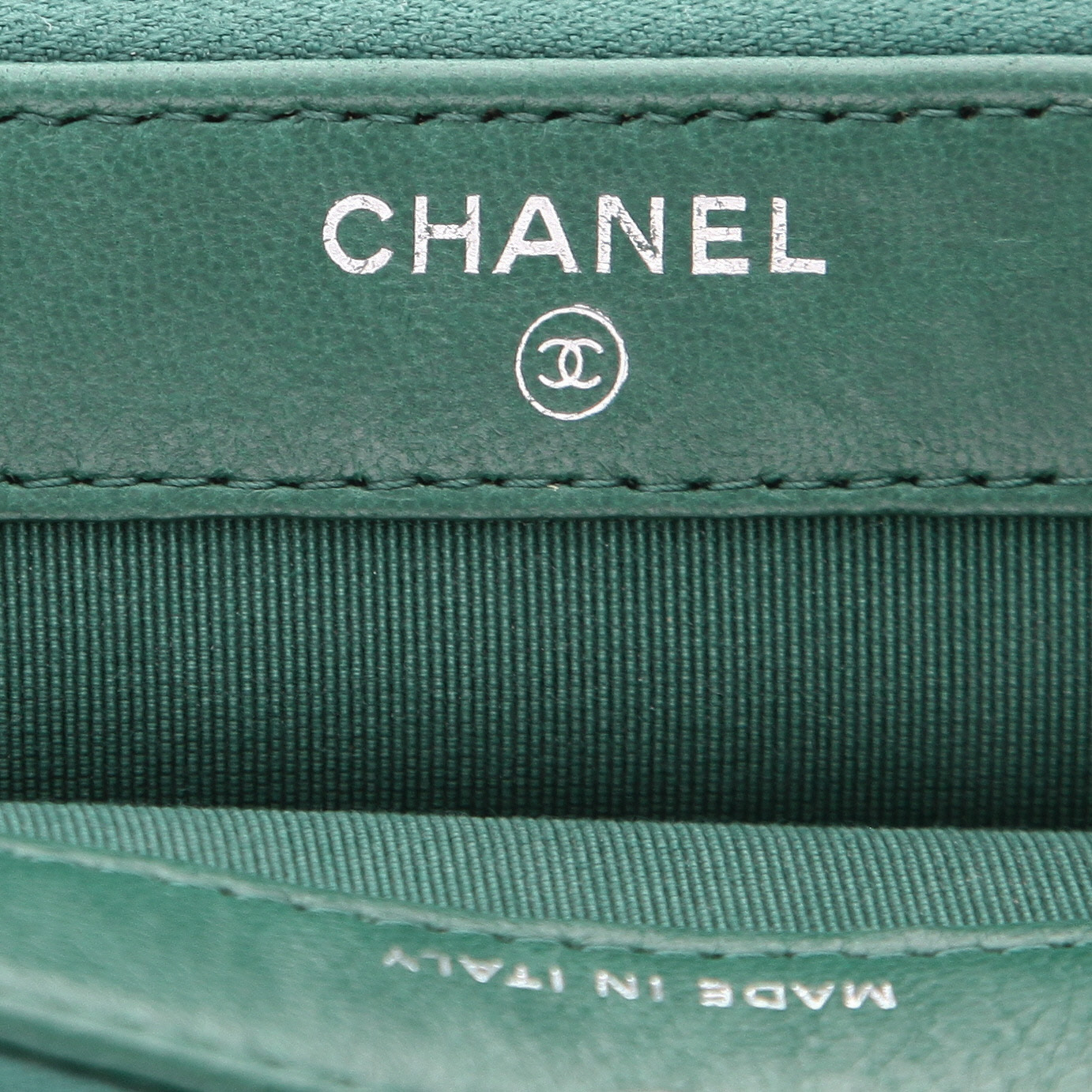 Bolso bandolera Chanel  Wallet on Chain en cuero acolchado verde - Detail D2