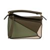 Bolso bandolera Loewe  Puzzle  mini  en cuero verde y beige - 360 thumbnail