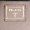 Bolso de mano Prada  Twin Zip en cuero granulado gris - Detail D2 thumbnail