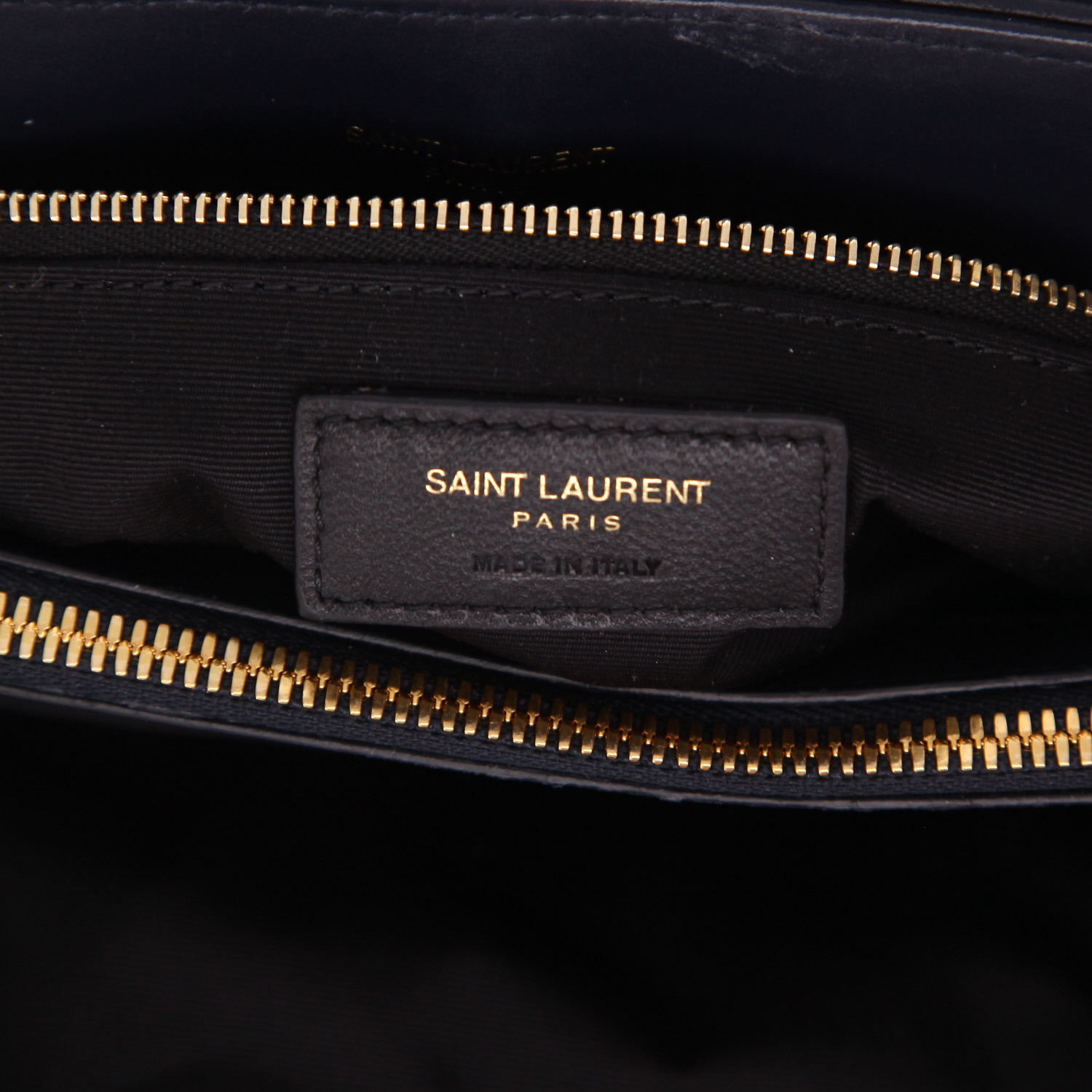Sac bandoulière Saint Laurent  Loulou moyen modèle  en cuir matelassé chevrons bleu - Detail D2