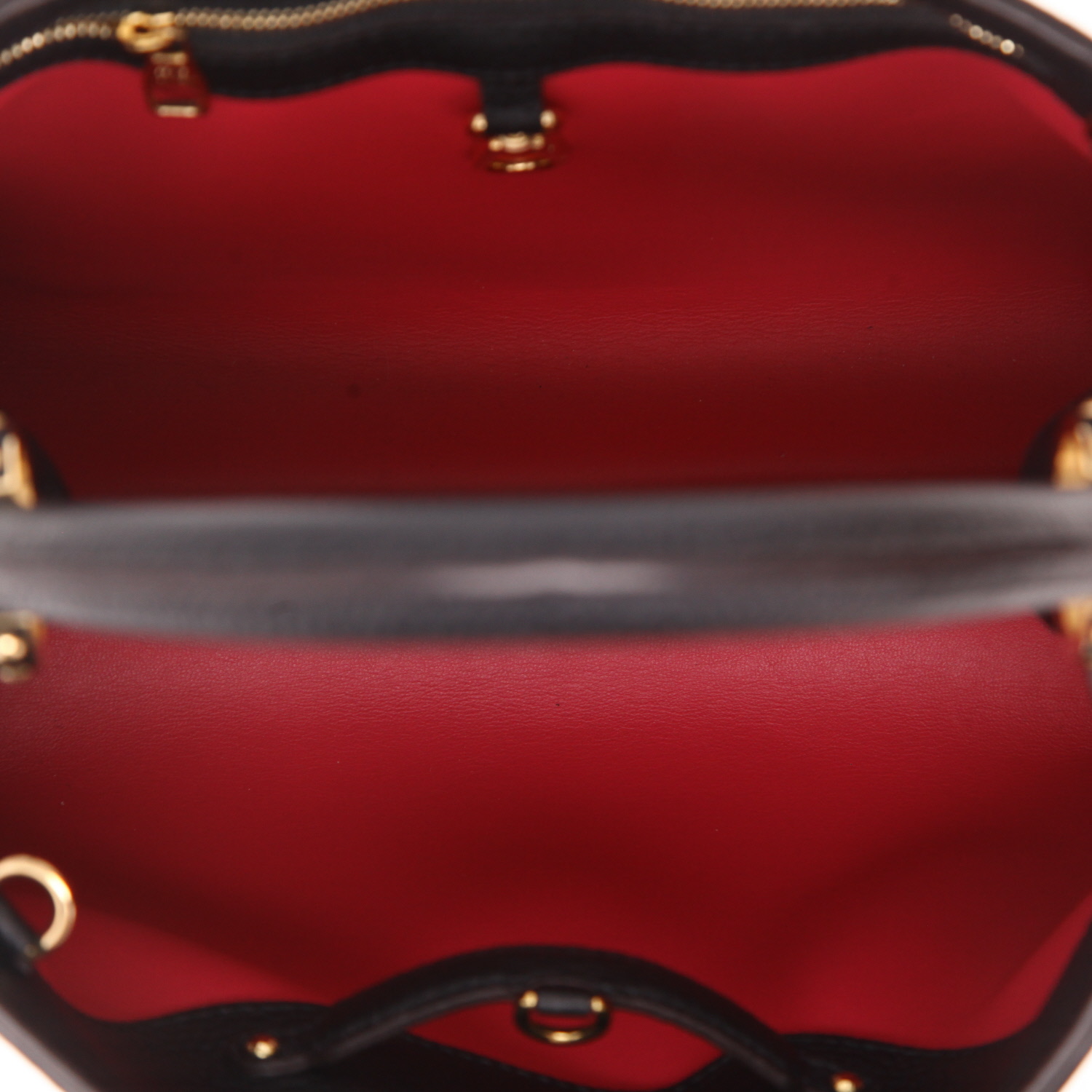 Sac à main Louis Vuitton  Capucines en cuir taurillon clémence noir - Detail D3