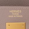 Bolso de mano Hermès  Kelly 35 cm en cuero togo gris tórtola - Detail D2 thumbnail