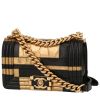 Bolso de mano Chanel  Boy en cuero negro y dorado - 00pp thumbnail