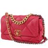 Bolso bandolera Chanel  19 en cuero acolchado rosa - 00pp thumbnail