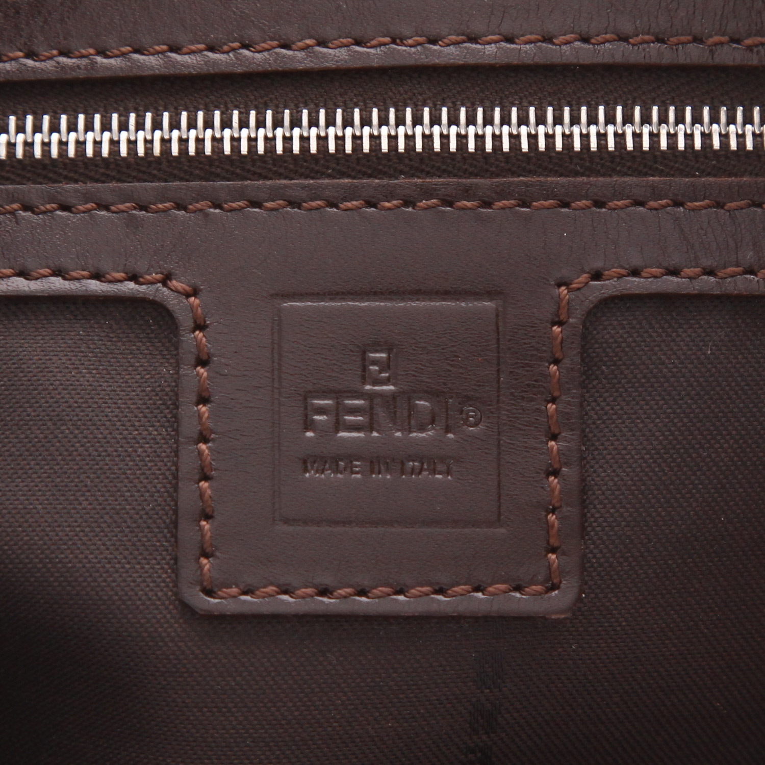 Bolso de mano Fendi  Baguette en lona monogram marrón y cuero marrón - Detail D2