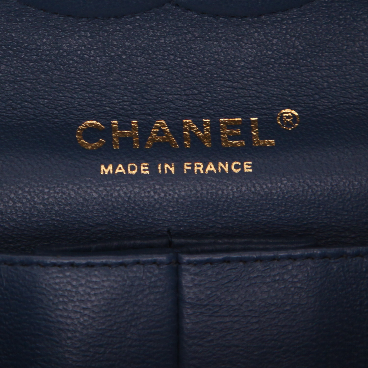 Chanel  Timeless Classic handbag  in navy blue quilted leather - Detail D2