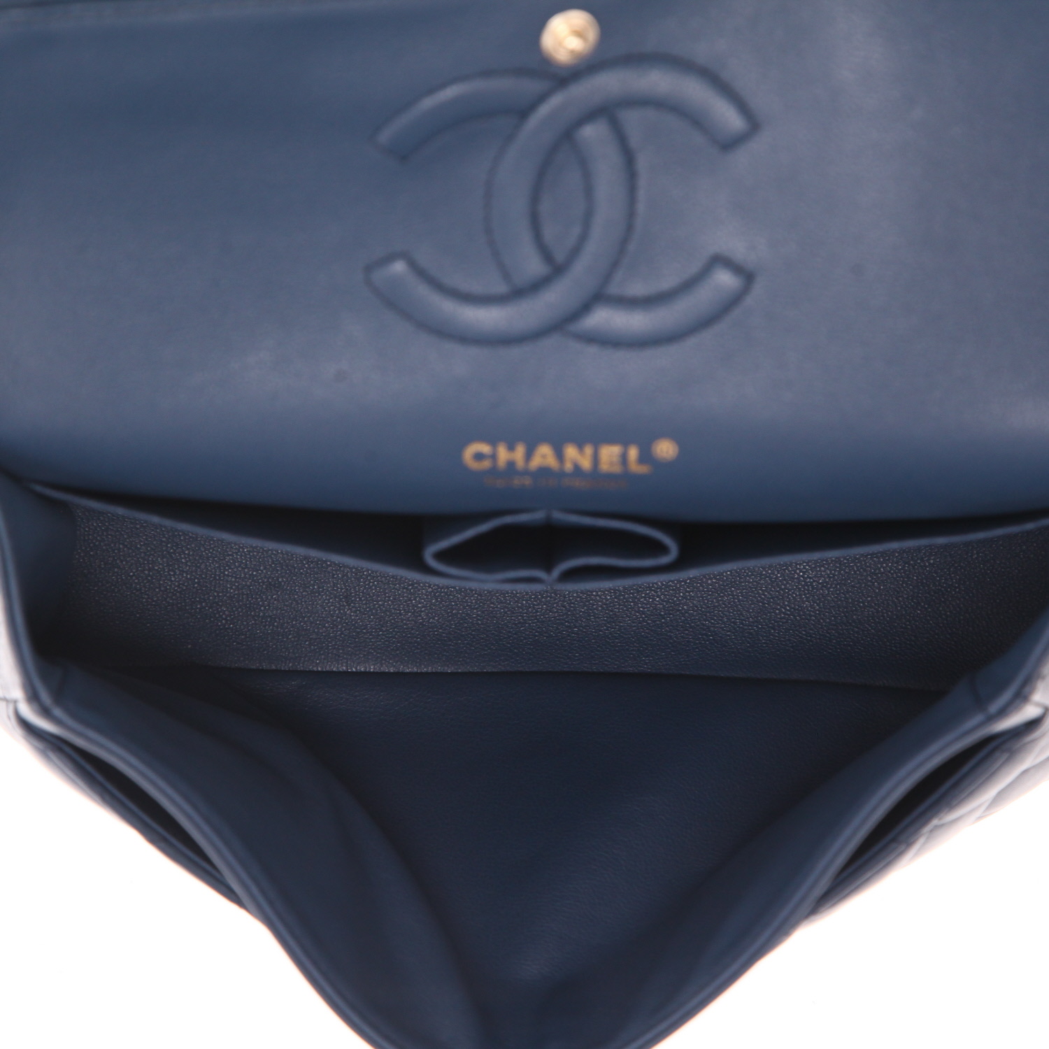 Bolso de mano Chanel  Timeless Classic en cuero acolchado azul marino - Detail D3