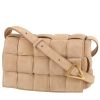 Bolso bandolera Bottega Veneta  Padded Cassette en nubuck beige - 00pp thumbnail