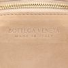 Bolso bandolera Bottega Veneta  Padded Cassette en nubuck beige - Detail D2 thumbnail