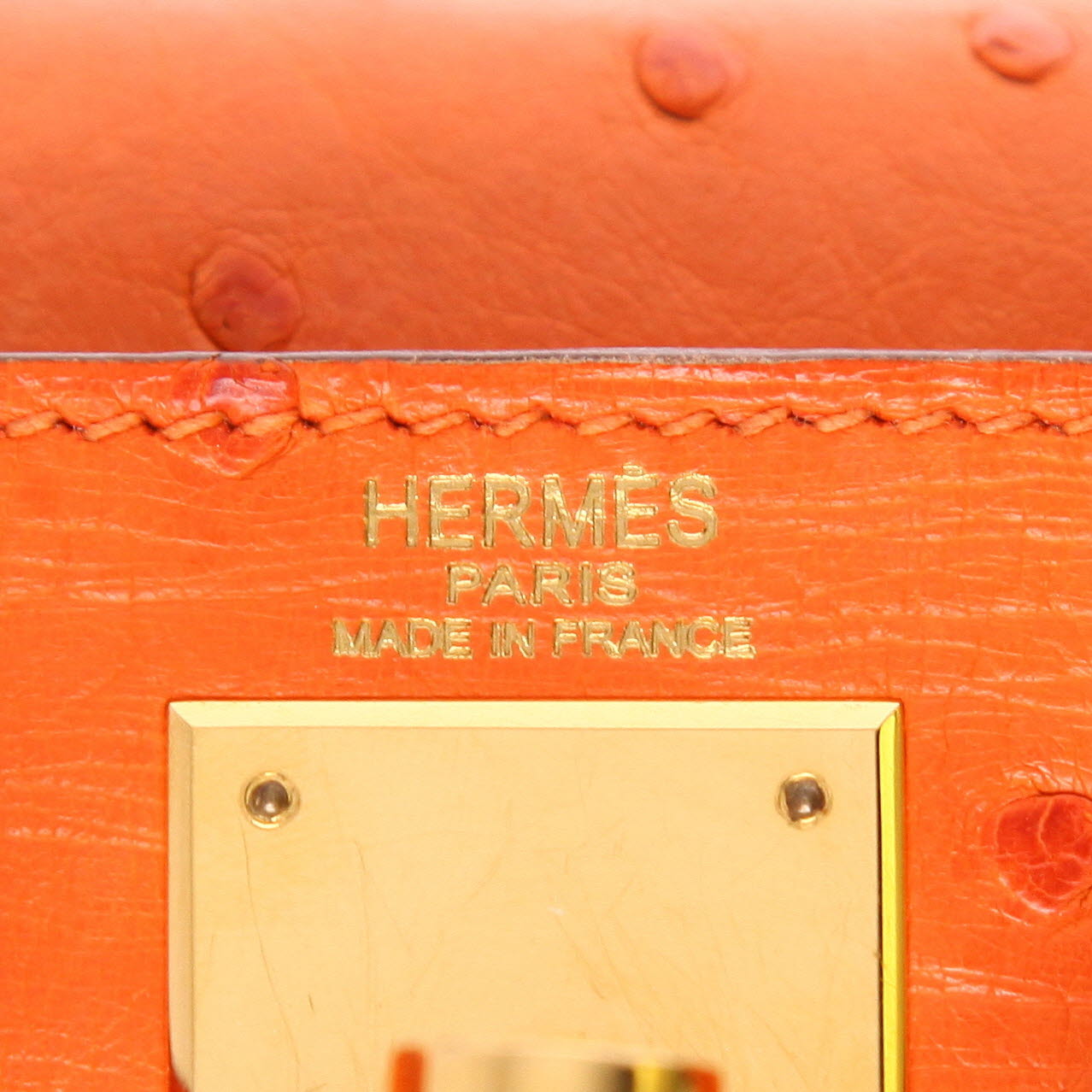 Bolso de mano Hermès  Kelly 28 cm en avestruz naranja - Detail D2
