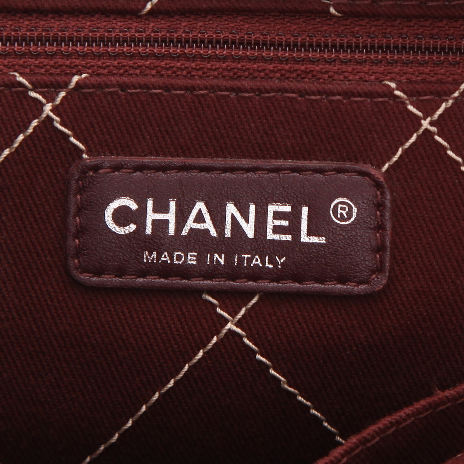 Sac cabas Chanel  Grand Shopping en cuir beige et noir - Detail D2