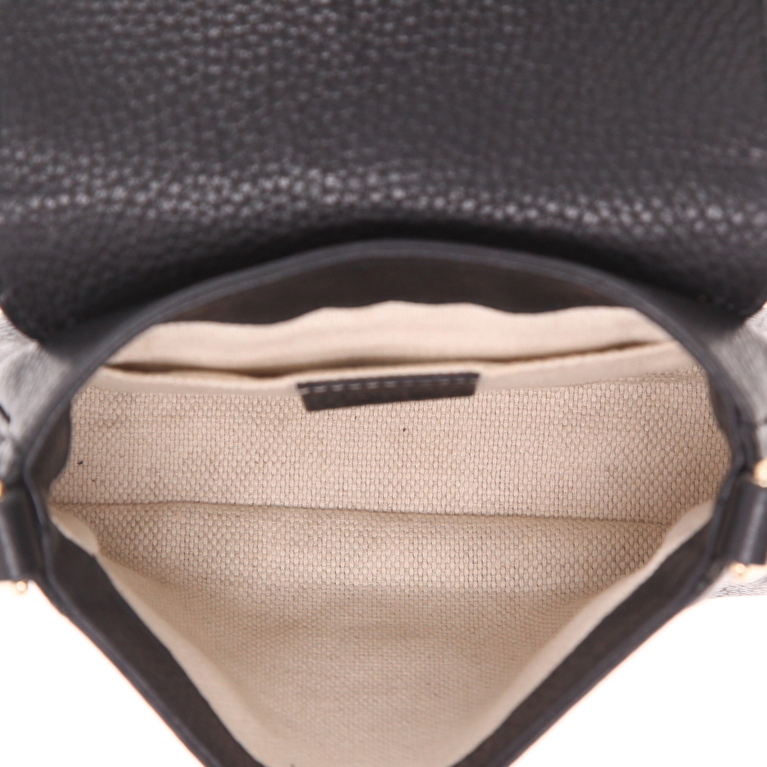 Bolso bandolera Gucci  Soho en cuero granulado negro - Detail D3
