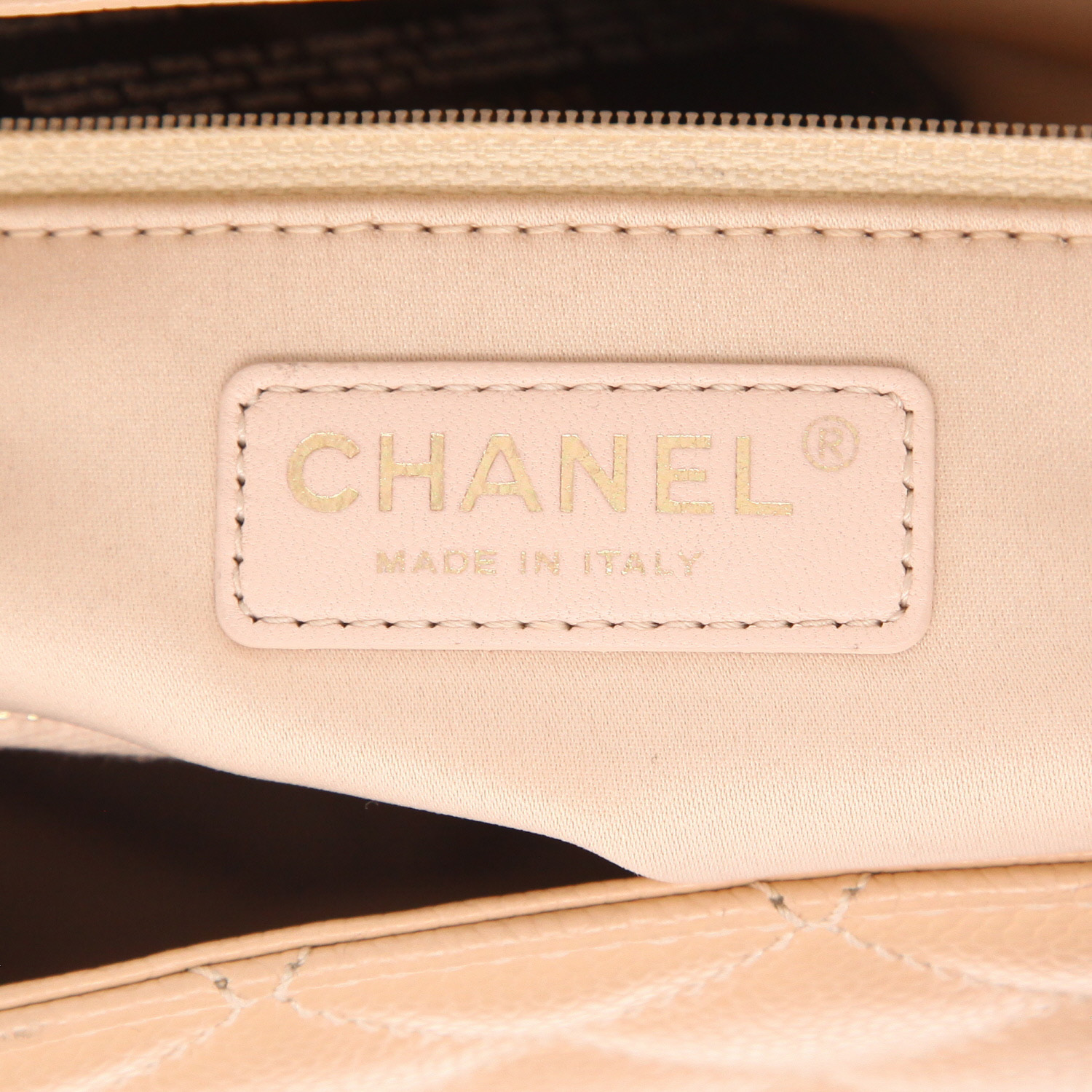 Sac porté épaule ou main Chanel  Shopping GST en cuir grainé matelassé beige - Detail D2
