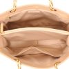 Borsa da spalla o a mano Chanel  Shopping GST in pelle martellata e trapuntata beige - Detail D3 thumbnail