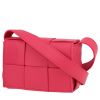 Bolso bandolera Bottega Veneta  Cassette mini  en cuero intrecciato rosa - 00pp thumbnail