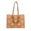 Bolso Cabás Louis Vuitton  Onthego modelo mediano  en cuero monogram huella dos tonos beige y rosa - 360 thumbnail