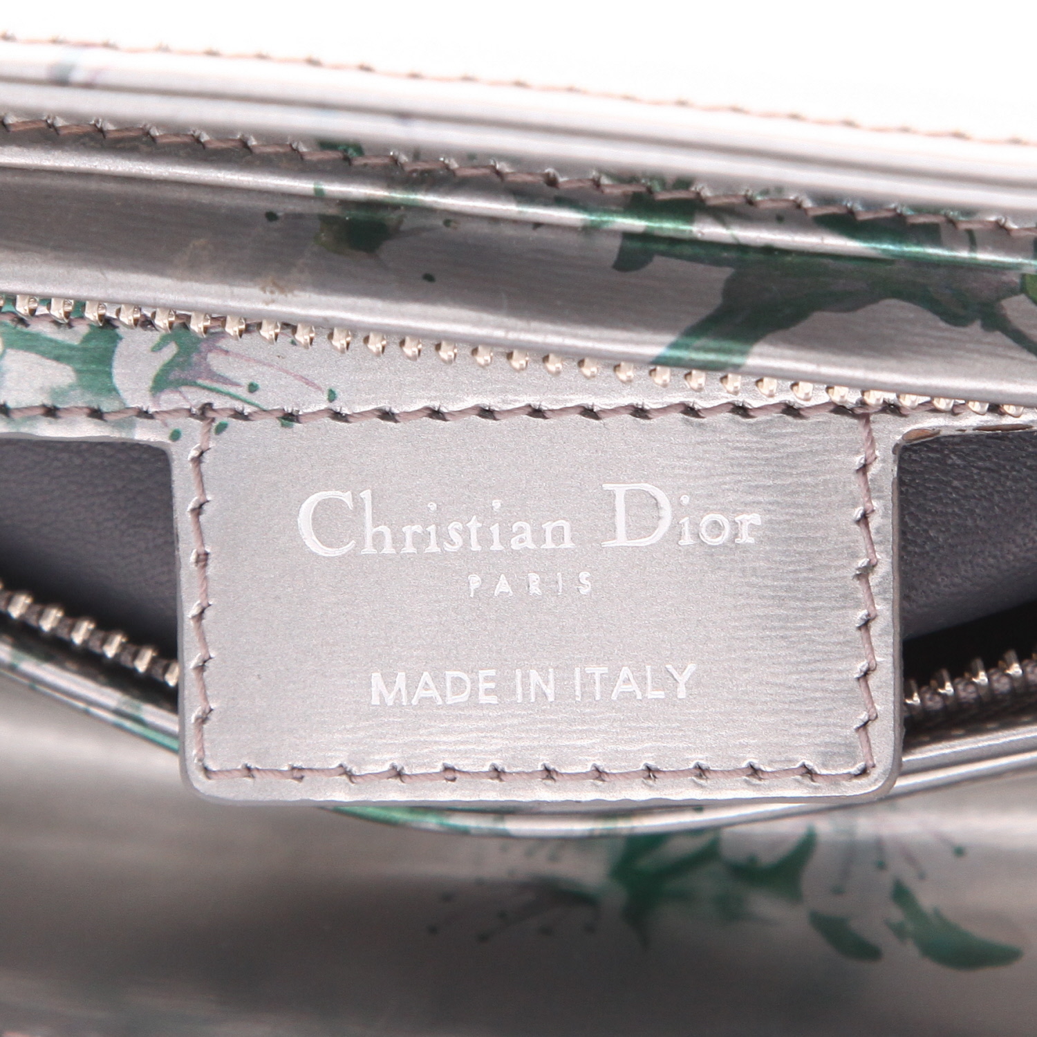 Sac à main Dior  Lady Dior en cuir argenté - Detail D2