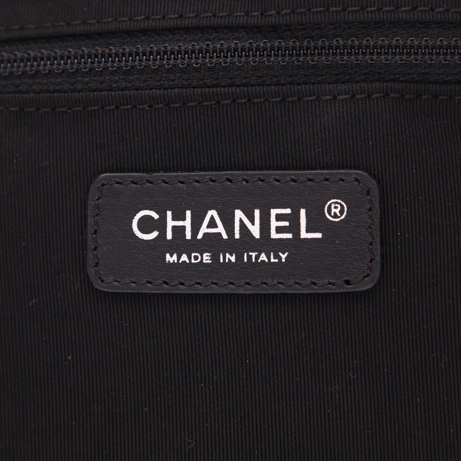 Sac à main Chanel   en toile siglée argentée - Detail D2