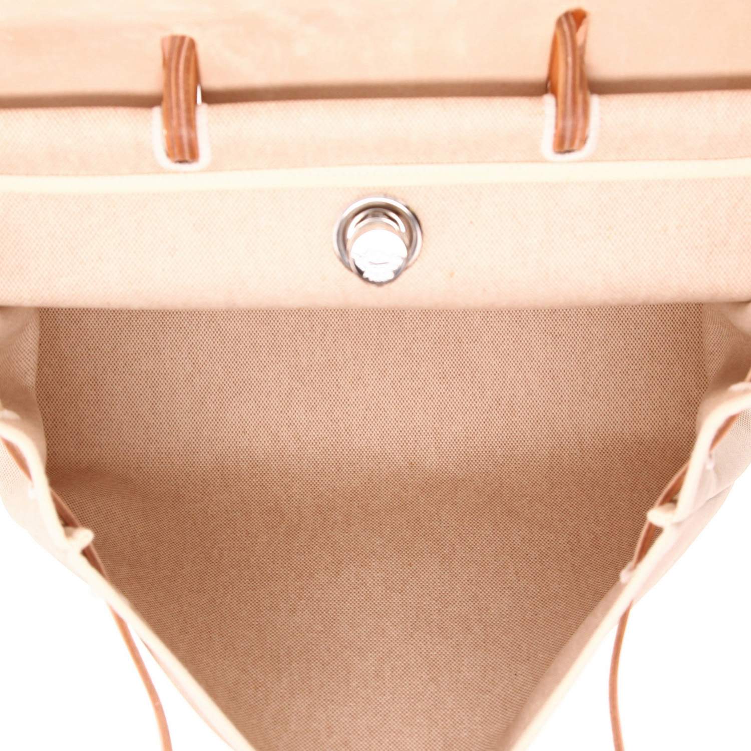 Hermès  Herbag bag worn on the shoulder or carried in the hand  in beige canvas  and natural leather - Detail D3