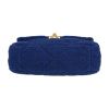 Bolso bandolera Chanel  19 en tweed azul - Detail D1 thumbnail