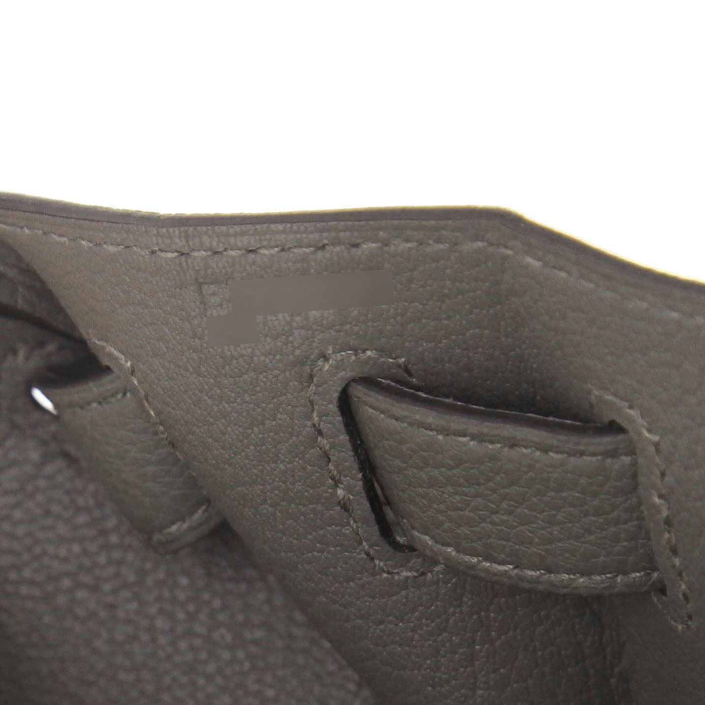 Hermès  Kelly 28 cm handbag  in Gris Meyer togo leather - Detail D4