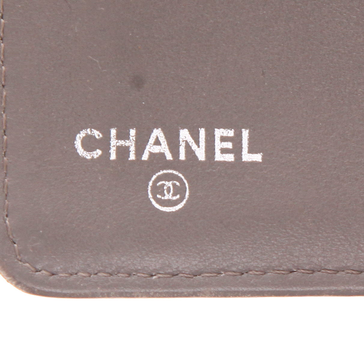 Billetera Chanel   en cuero granulado color topo - Detail D2