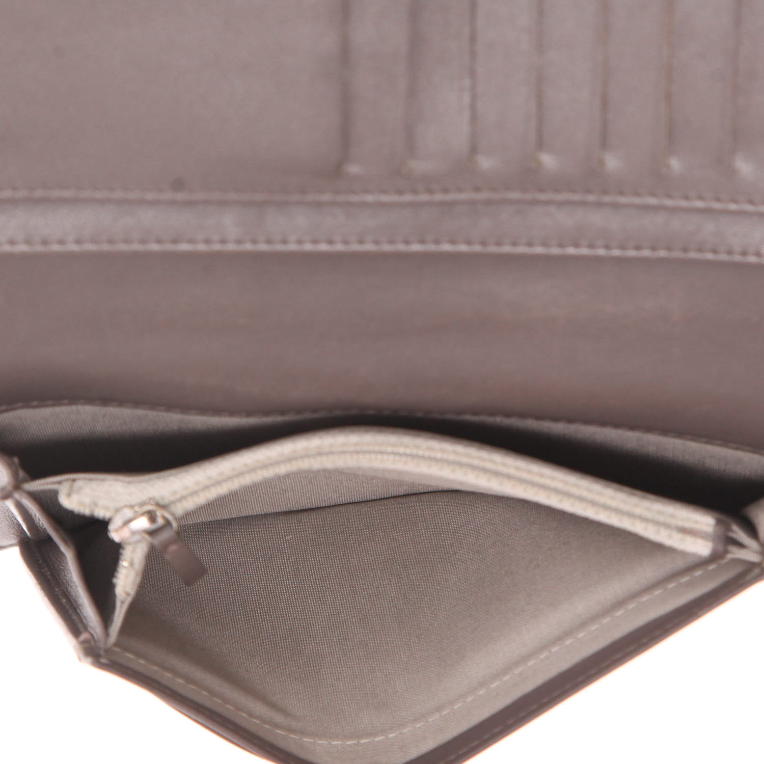 Billetera Chanel   en cuero granulado color topo - Detail D4