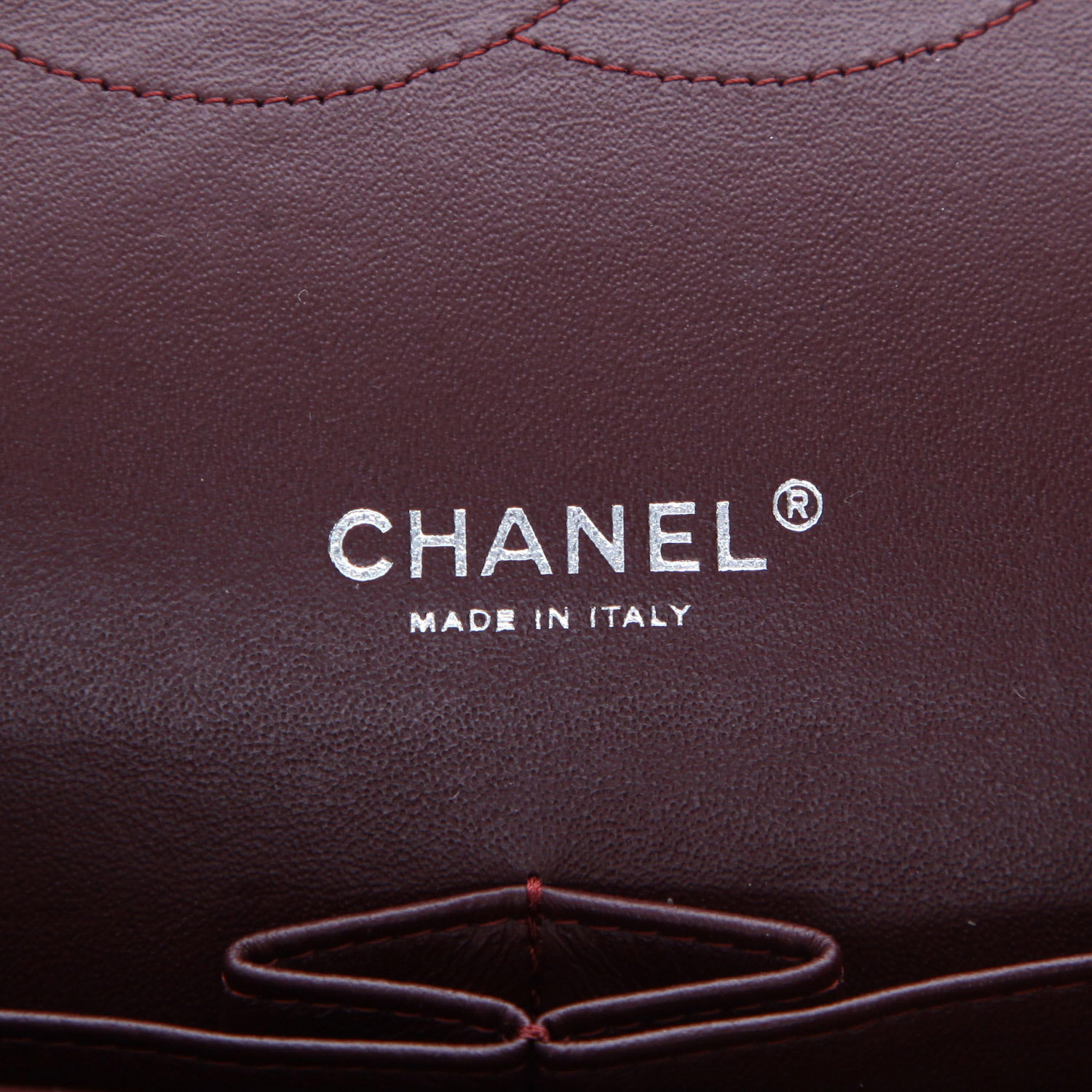 Chanel  Timeless Maxi Jumbo handbag  in black quilted grained leather - Detail D2