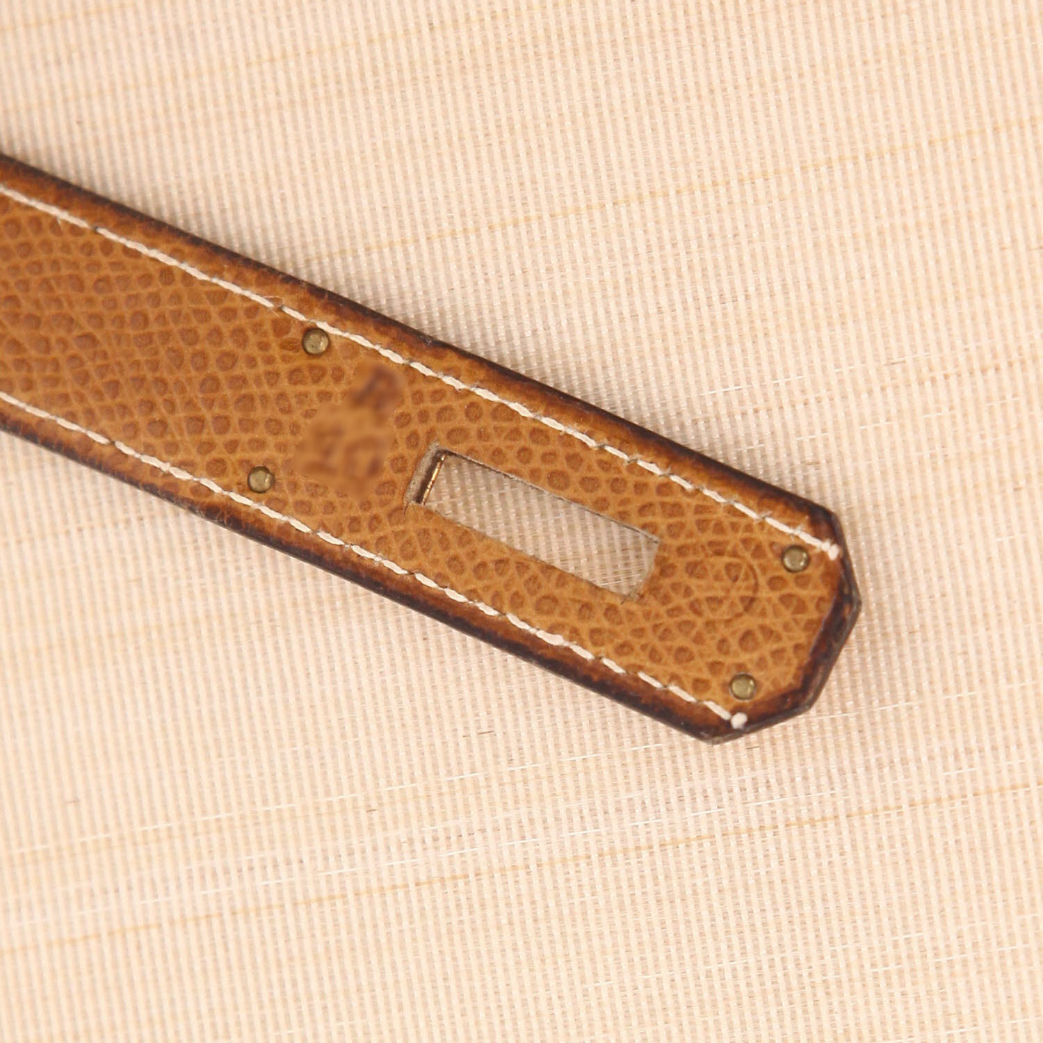 Borsa Hermès  Kelly 35 cm in pelle martellata marrone e crine beige - Detail D4