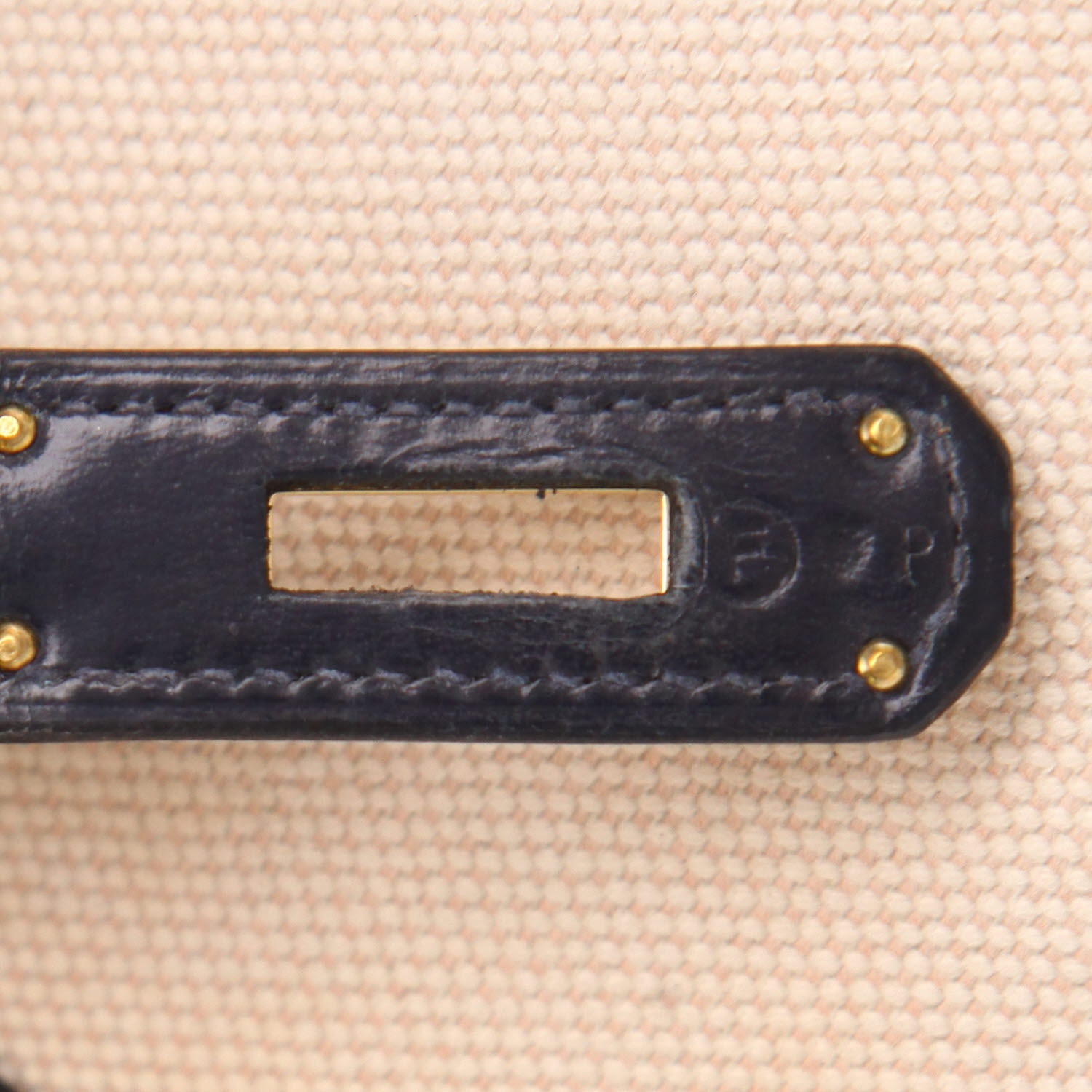 Bolso de mano Hermès  Kelly 32 cm en cuero box azul marino y lona beige - Detail D4