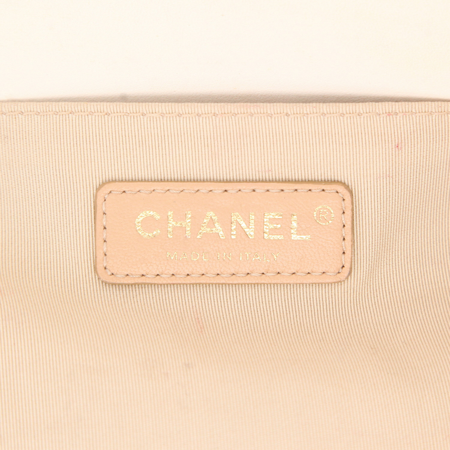 Bolso de mano Chanel   en cuero acolchado color crema - Detail D2