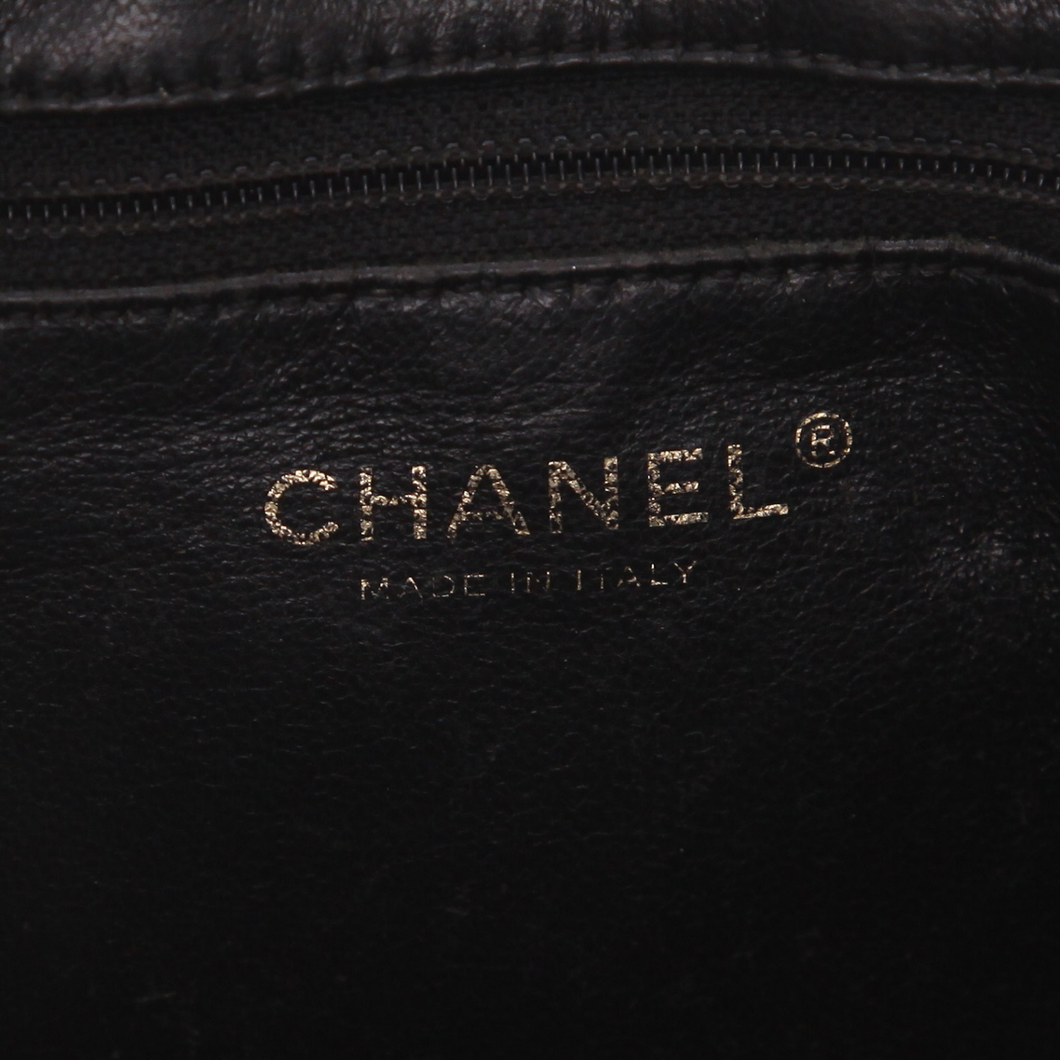 Chanel  Medaillon handbag  in black quilted grained leather - Detail D2
