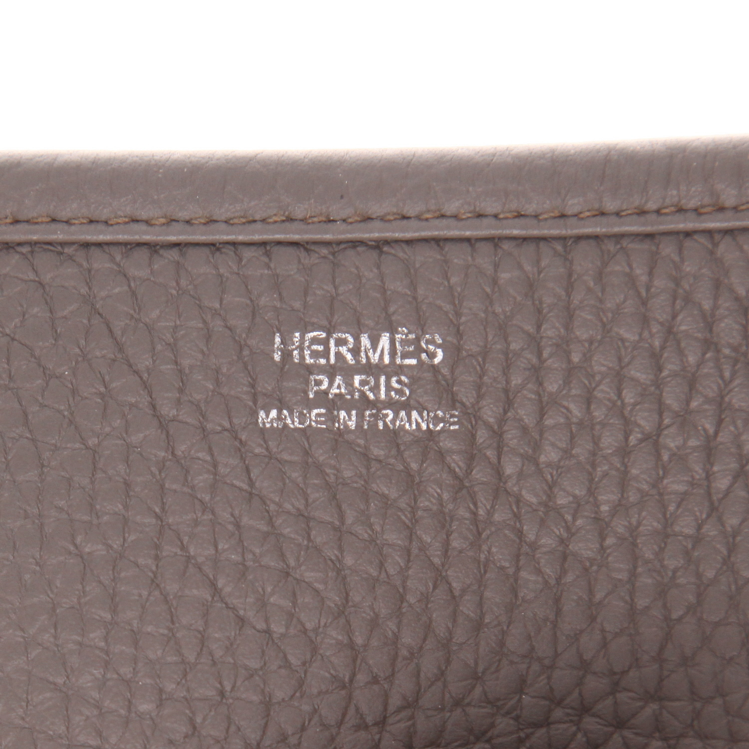 Bolso bandolera Hermès  Evelyne modelo grande  en cuero togo gris - Detail D2