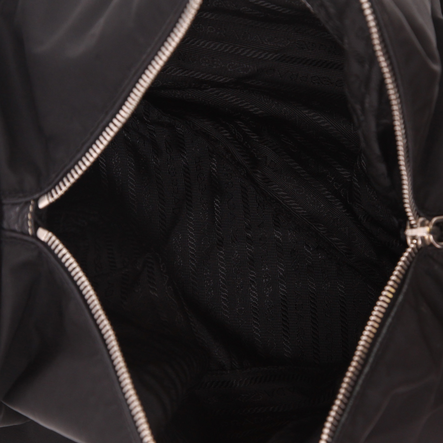 Sac de week end Prada   en toile et cuir noir - Detail D7