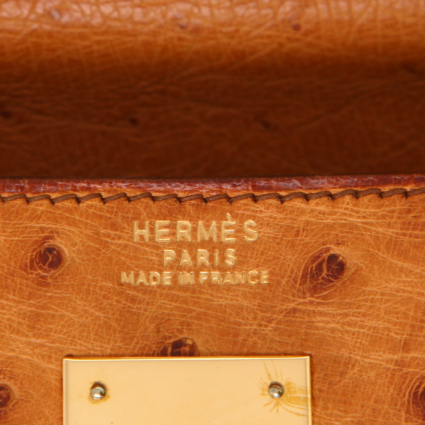 Bolso de mano Hermès  Kelly 32 cm en avestruz color oro - Detail D2