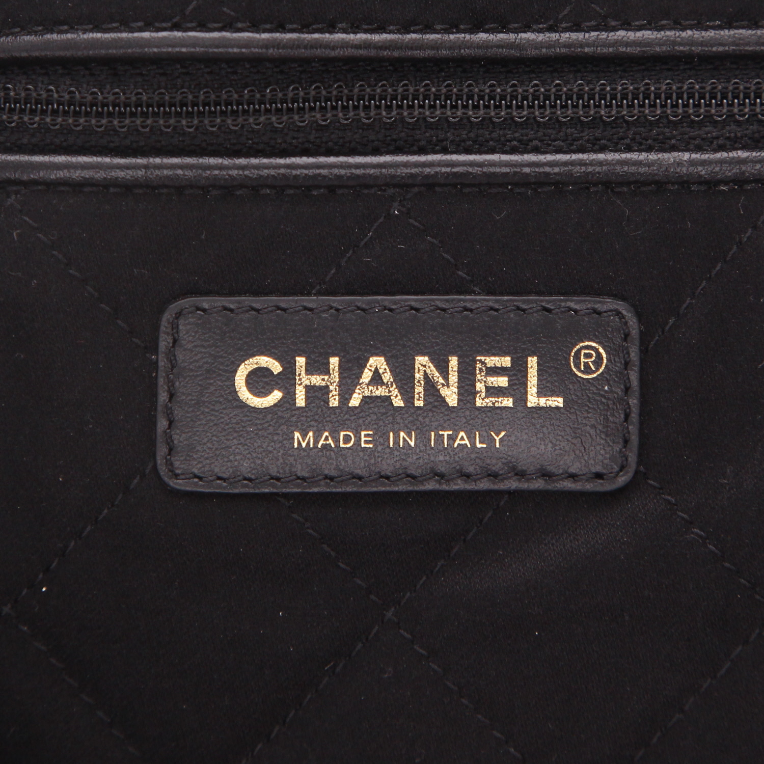 Mochila Chanel  22 en cuero negro - Detail D2