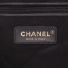 Mochila Chanel  22 en cuero negro - Detail D2 thumbnail