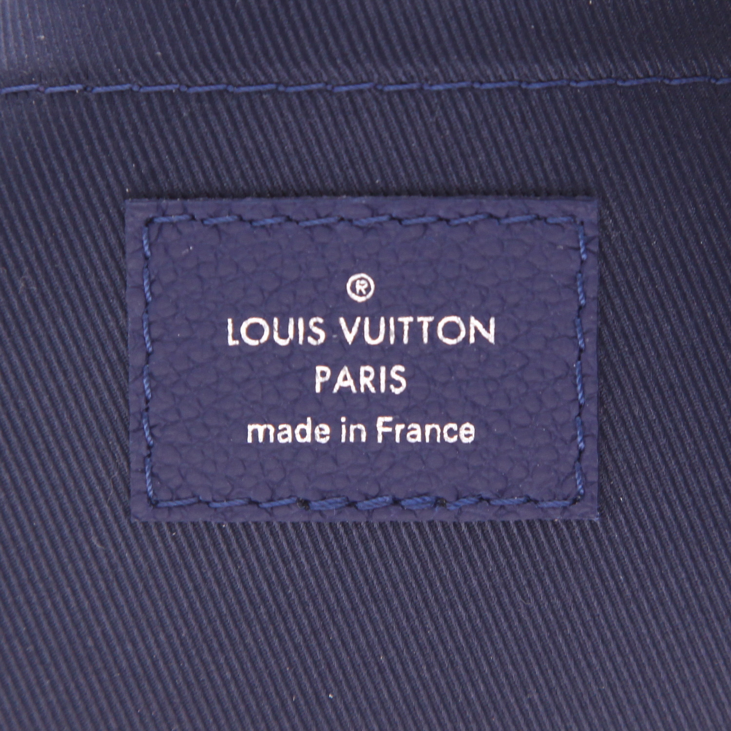 Bolso bandolera Louis Vuitton  Soft Trunk en lona Monogram azul y blanca y cuero azul marino - Detail D2