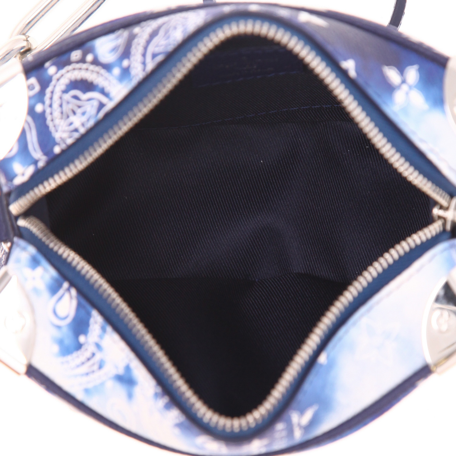 Bolso bandolera Louis Vuitton  Soft Trunk en lona Monogram azul y blanca y cuero azul marino - Detail D3