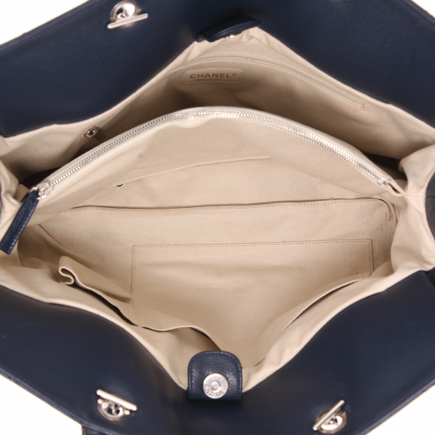 Chanel   handbag  in blue grained leather - Detail D3