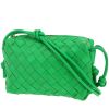 Bolso de mano Bottega Veneta  Loop modelo pequeño  en cuero intrecciato verde - 00pp thumbnail