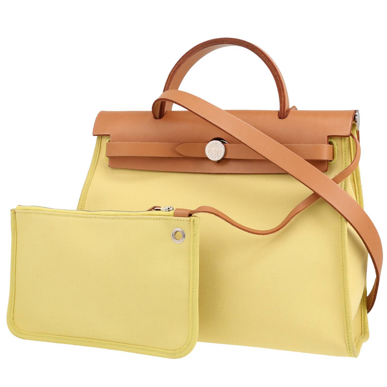 Sac porté épaule ou main Hermès  Herbag en toile jaune et vache Hunter