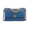 Sac bandoulière Chanel  19 grand modèle  en cuir matelassé bleu - 360 thumbnail