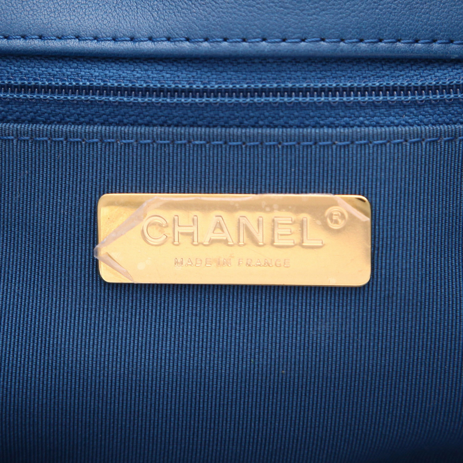Bolso bandolera Chanel  19 modelo grande  en cuero acolchado azul - Detail D2