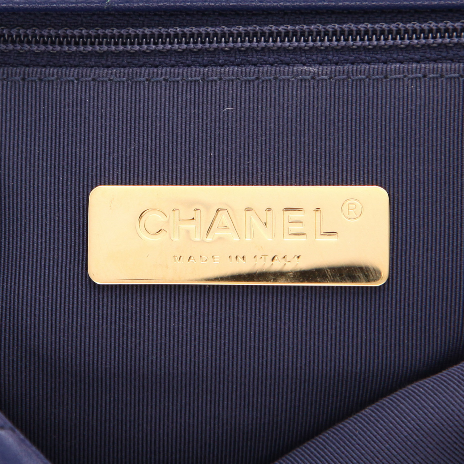 Sac bandoulière Chanel  19 en cuir matelassé bleu-marine - Detail D2