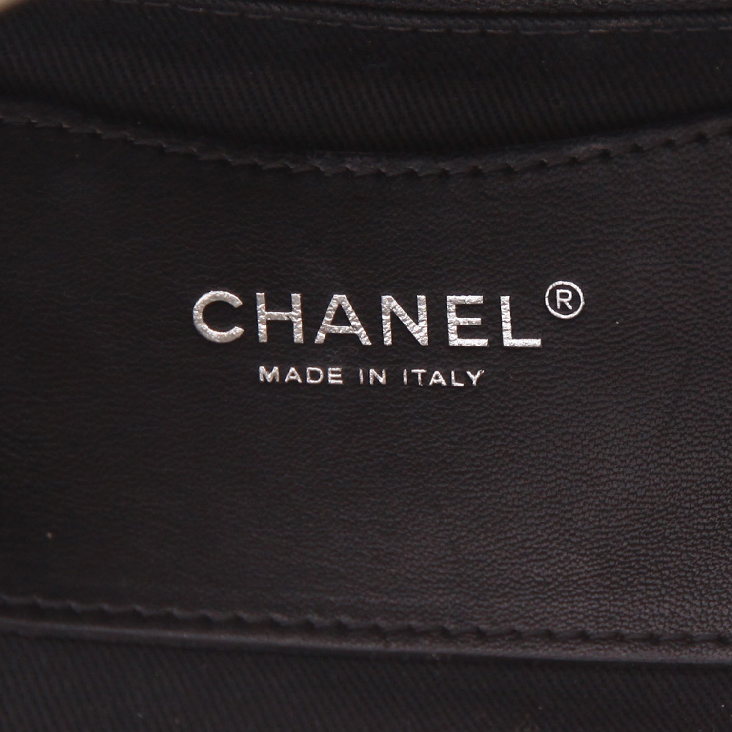 Bolso de mano Chanel  Mademoiselle en charol acolchado dorado - Detail D2